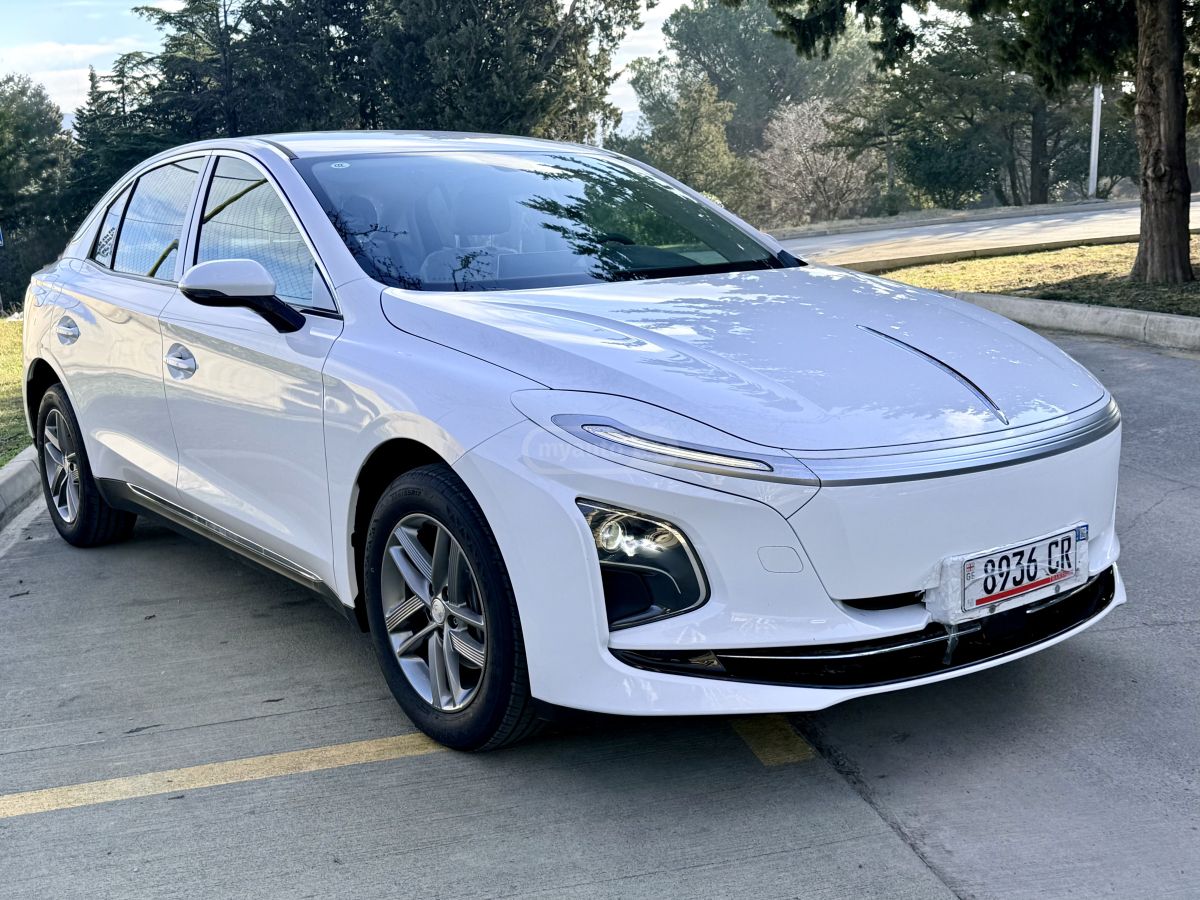 Hongqi E-QM 5 