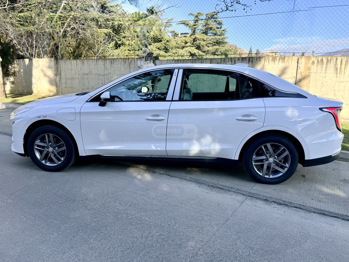 Hongqi E-QM 5 