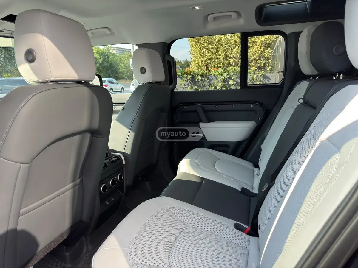 Land Rover Defender 110 