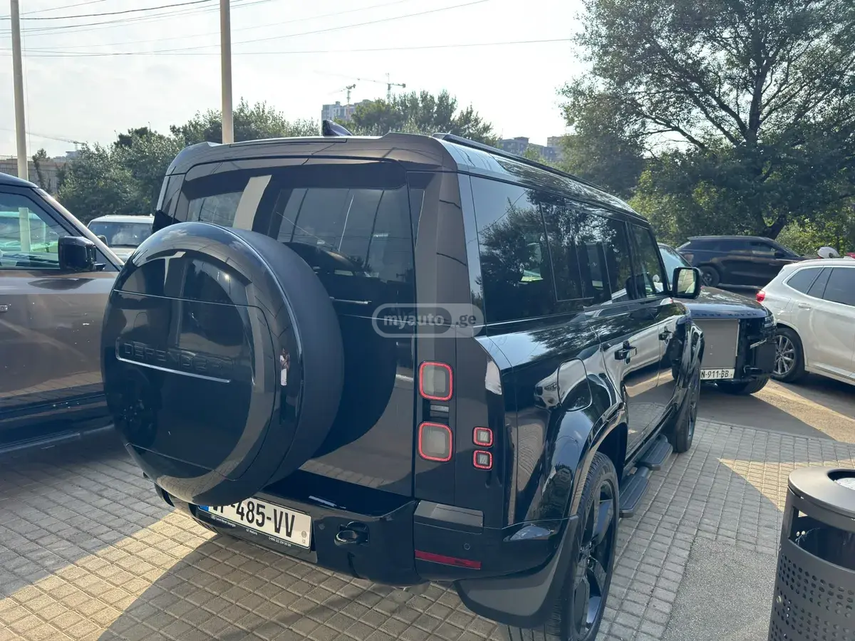 Land Rover Defender 110 