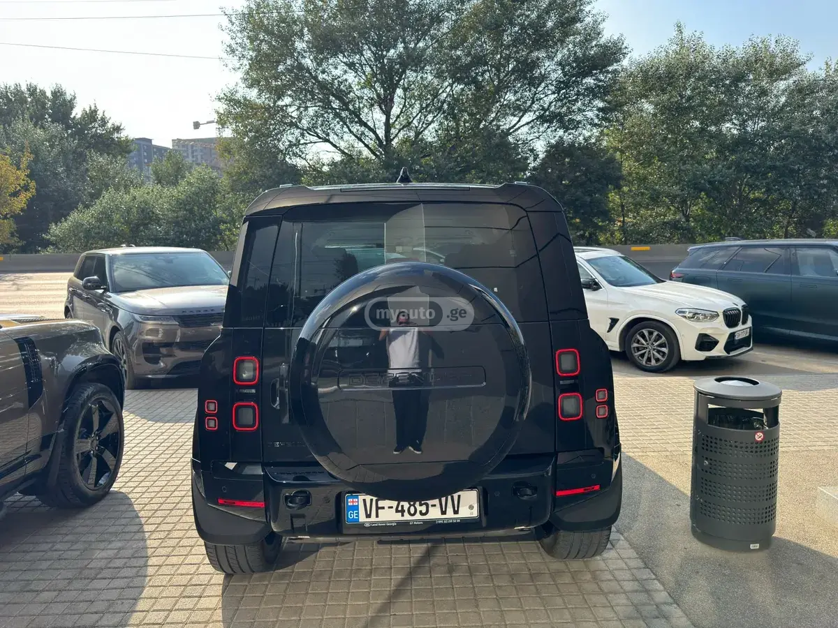 Land Rover Defender 110 