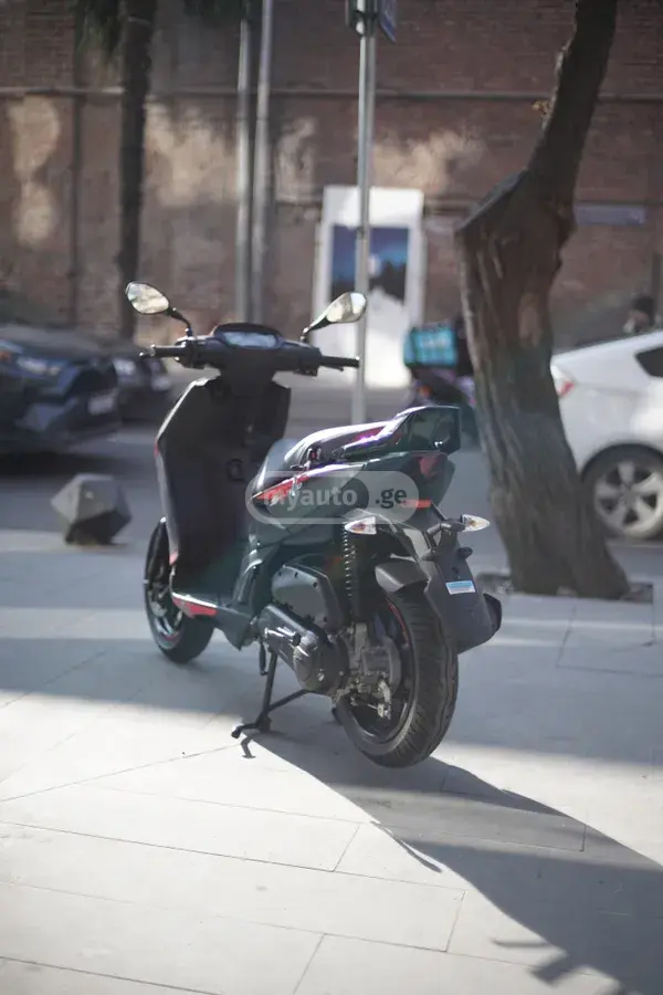 Aprilia SR 160 Carbon 