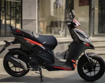 Aprilia SR 160 Carbon 