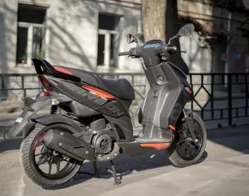 Aprilia SR 160 Carbon 