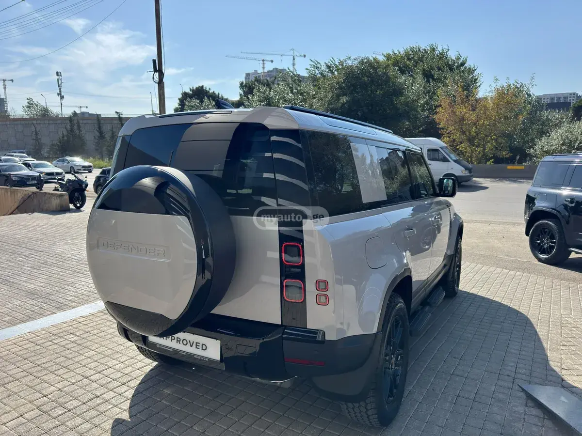 Land Rover Defender 110 