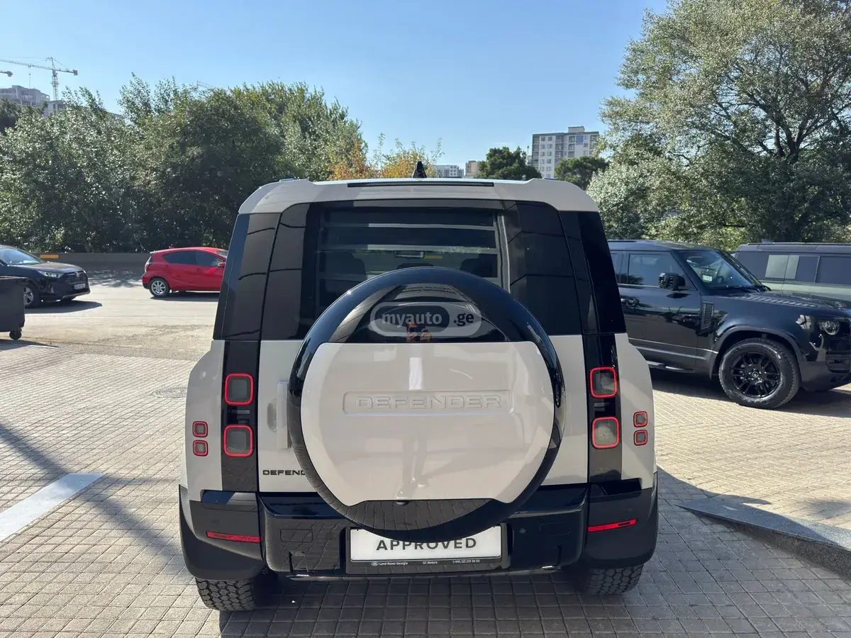 Land Rover Defender 110 