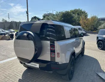 Land Rover Defender 110 