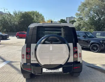 Land Rover Defender 110 