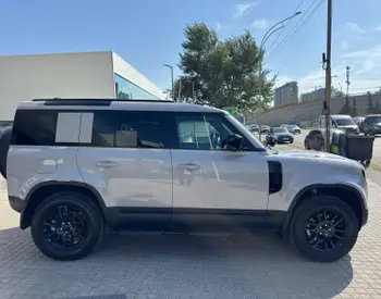 Land Rover Defender 110 