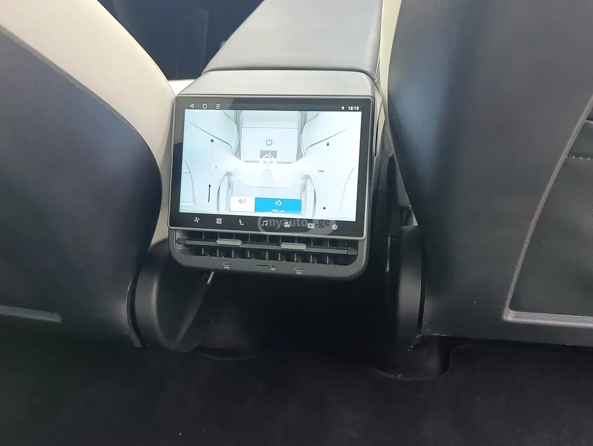 Tesla Model Y, миниатюра 6