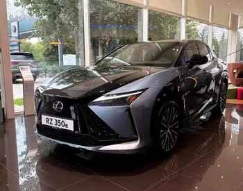 Lexus RZ 300e 