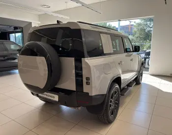 Land Rover Defender 110 