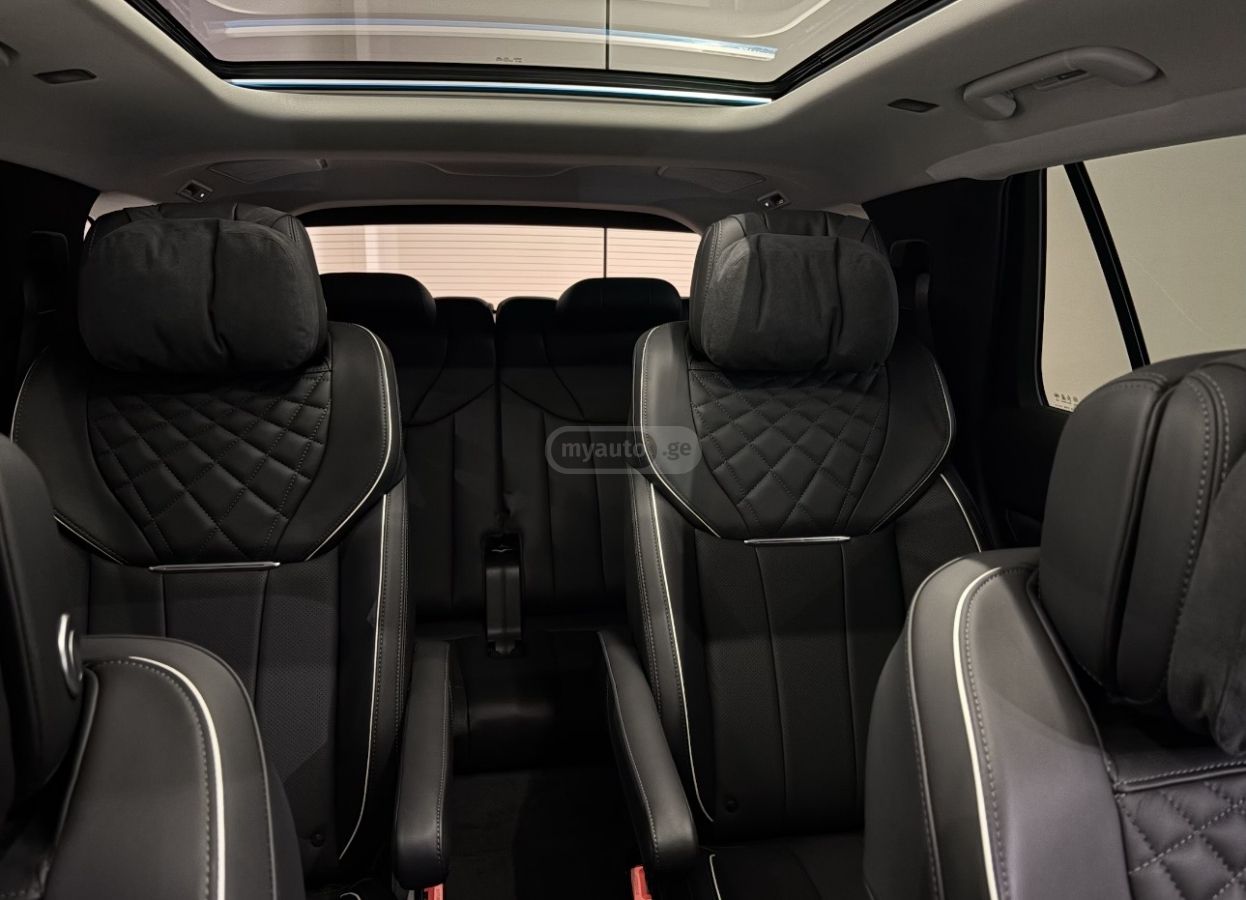 Hongqi E-HS9 
