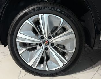 Hongqi E-HS9 