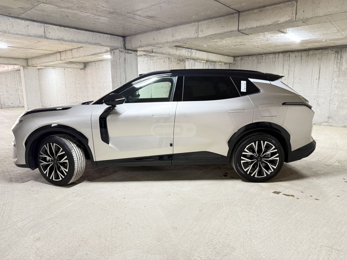 Lynk & Co 08