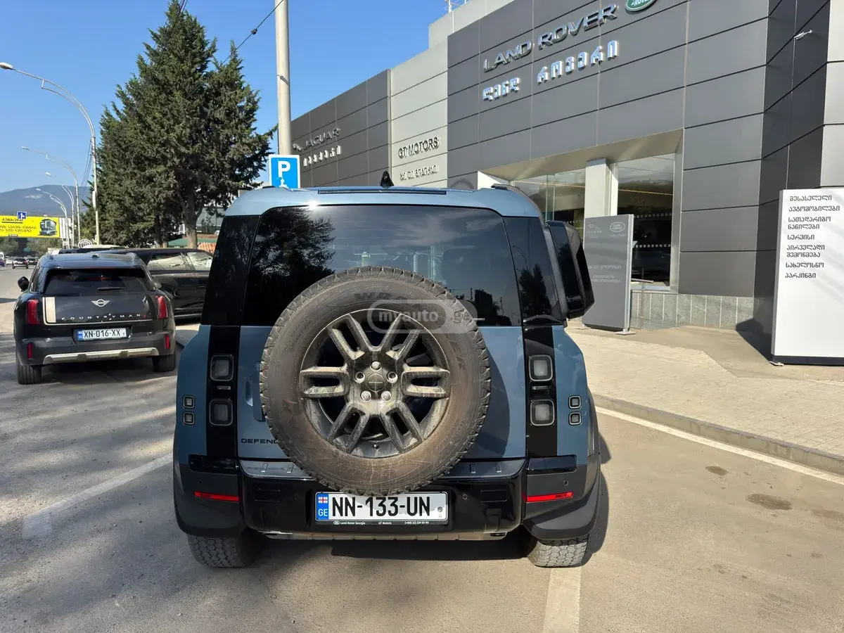 Land Rover Defender 110 