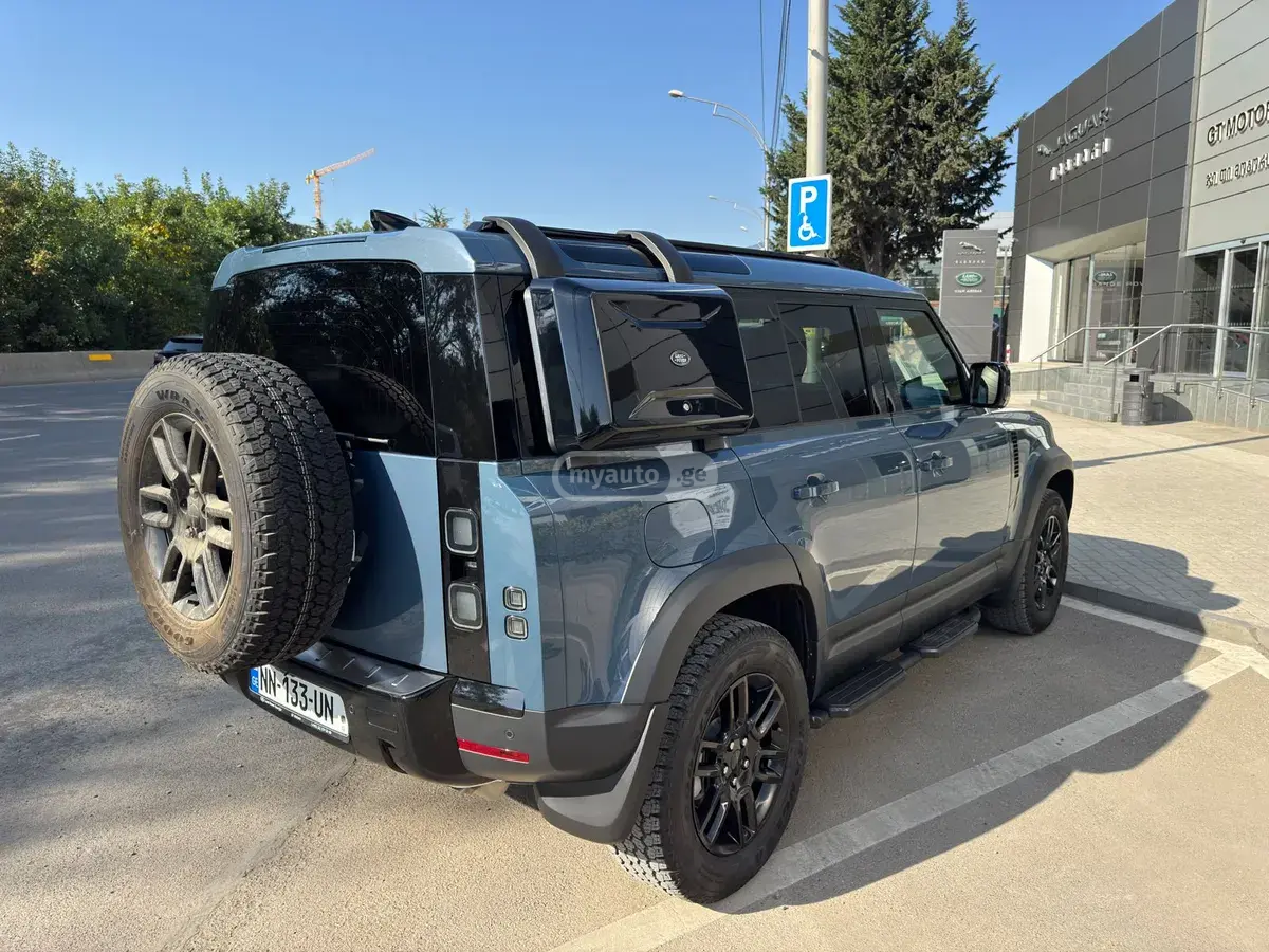 Land Rover Defender 110 