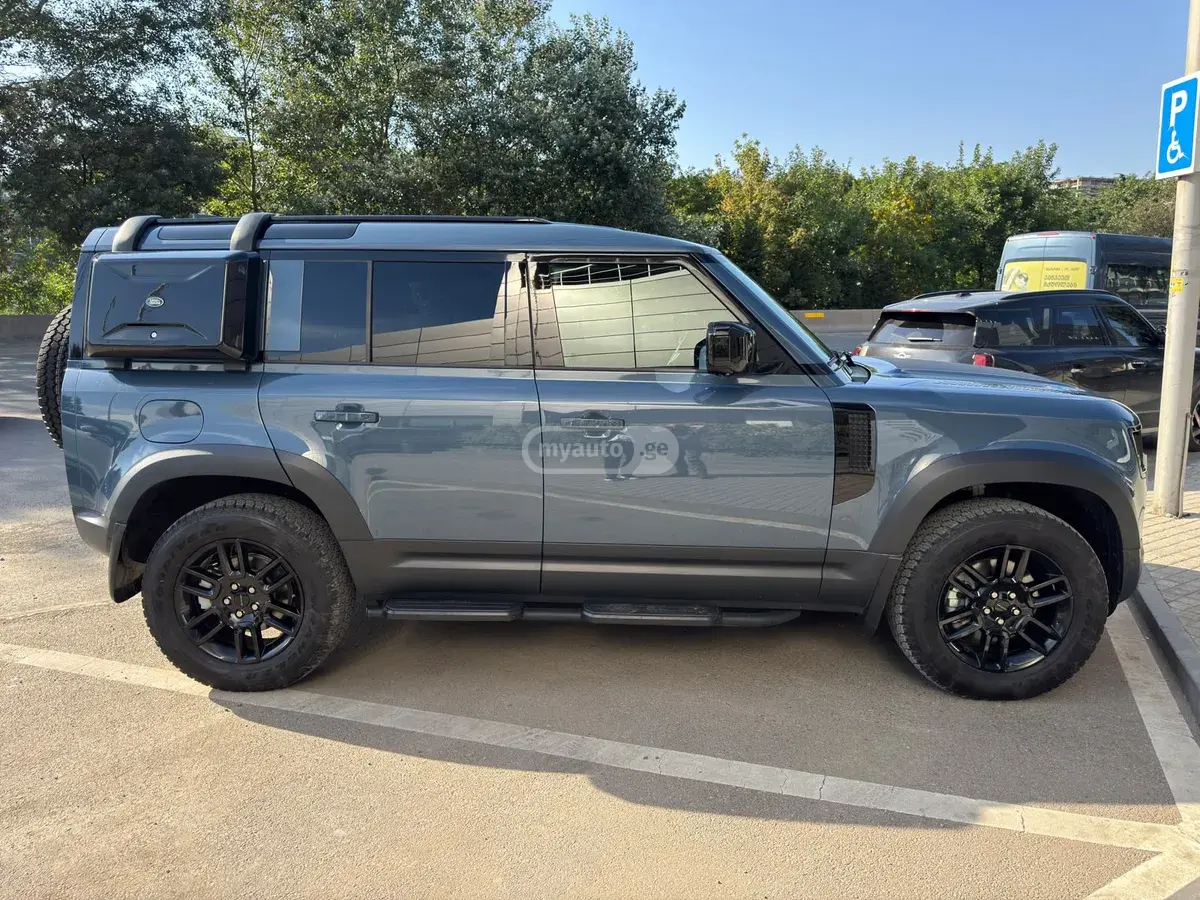 Land Rover Defender 110 