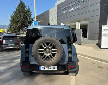 Land Rover Defender 110 