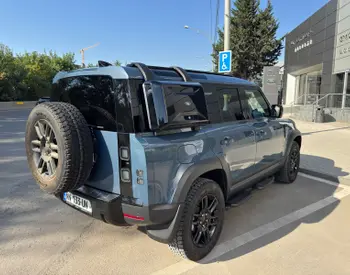 Land Rover Defender 110 