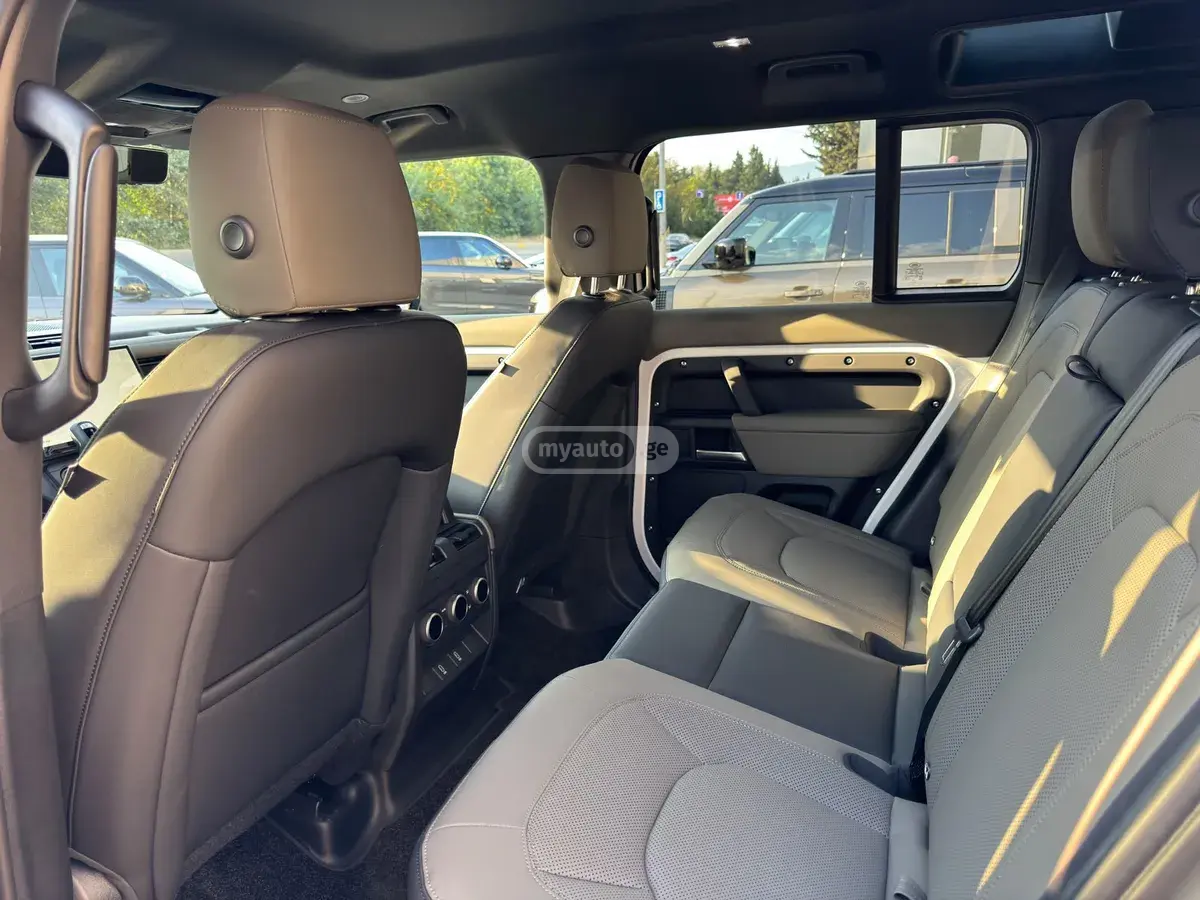 Land Rover Defender 110 