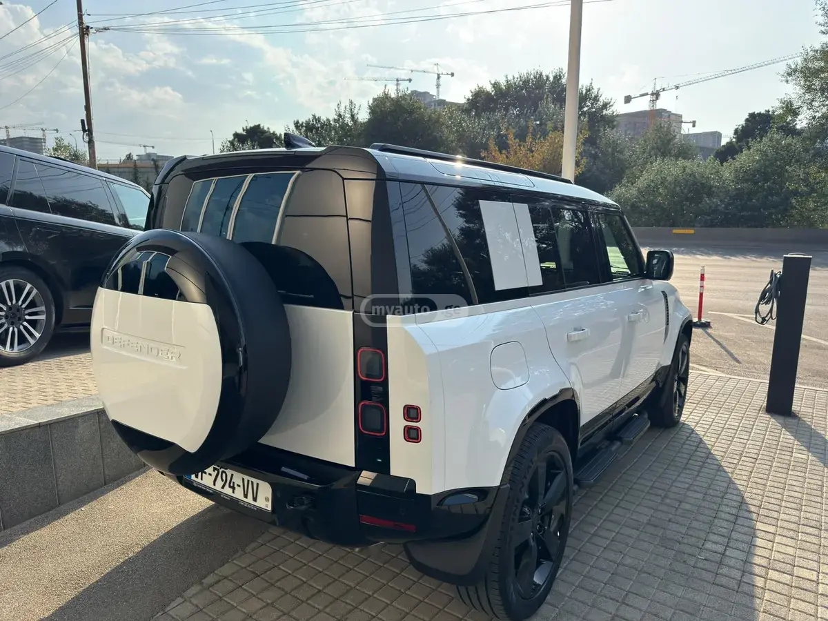 Land Rover Defender 110 