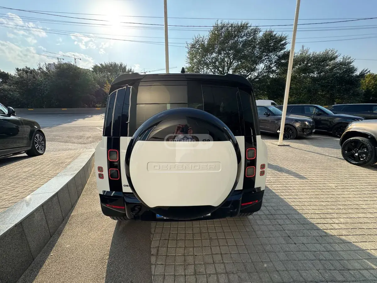 Land Rover Defender 110 