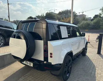 Land Rover Defender 110 