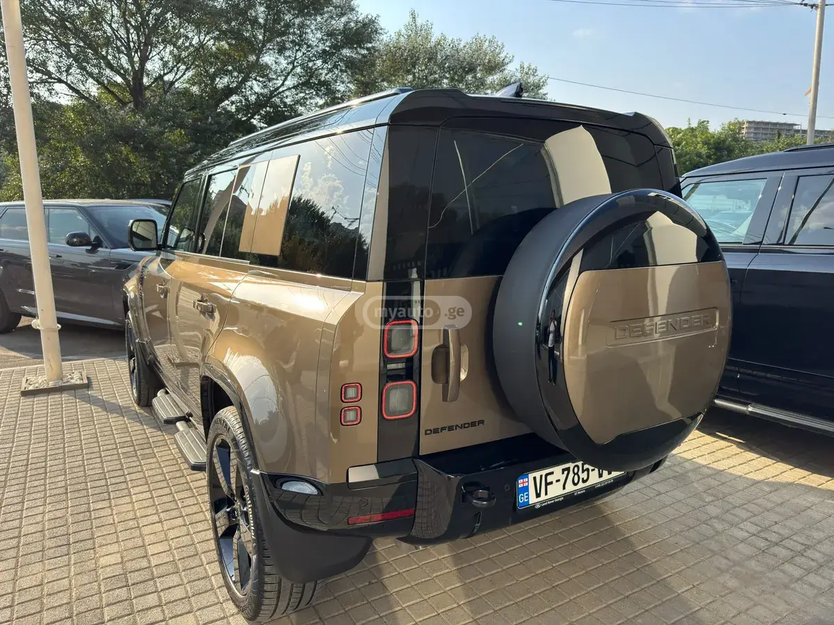 Land Rover Defender 110 