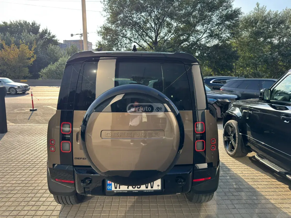 Land Rover Defender 110