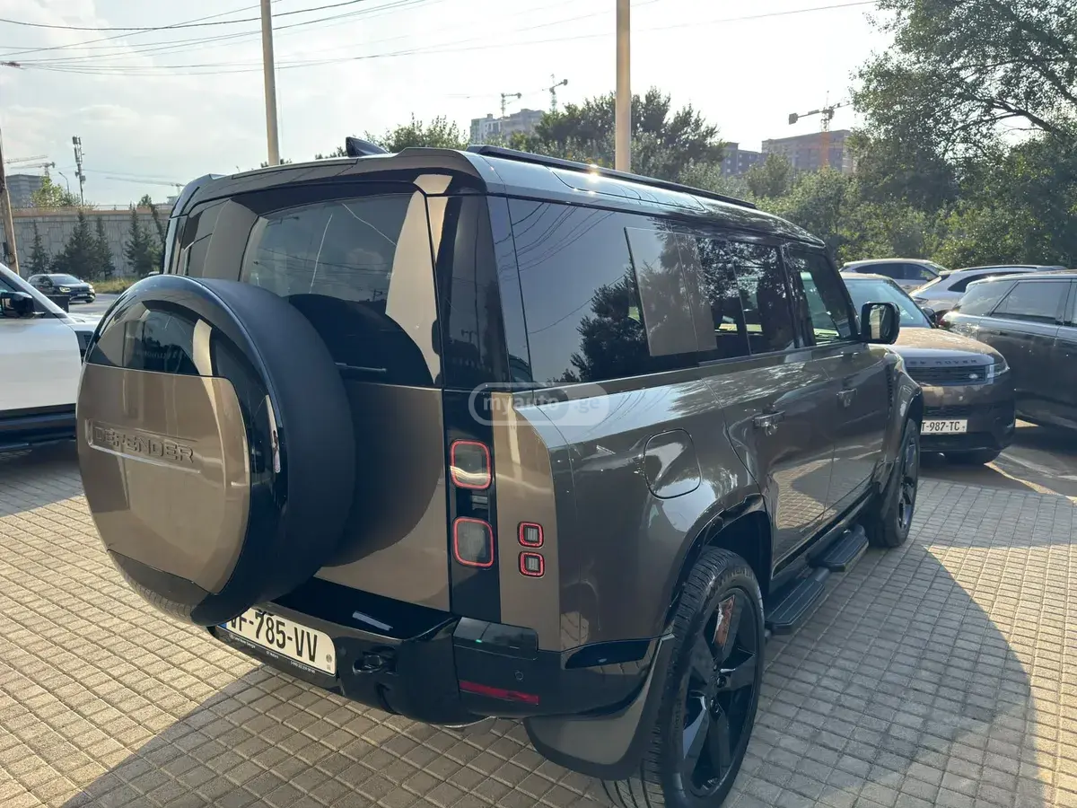 Land Rover Defender 110 