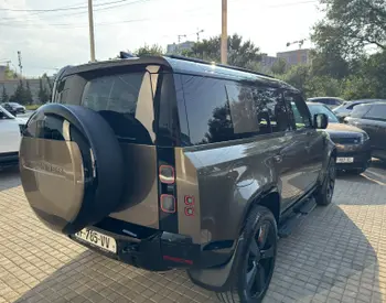 Land Rover Defender 110 
