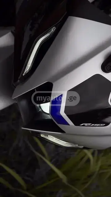 Yamaha R15 M
