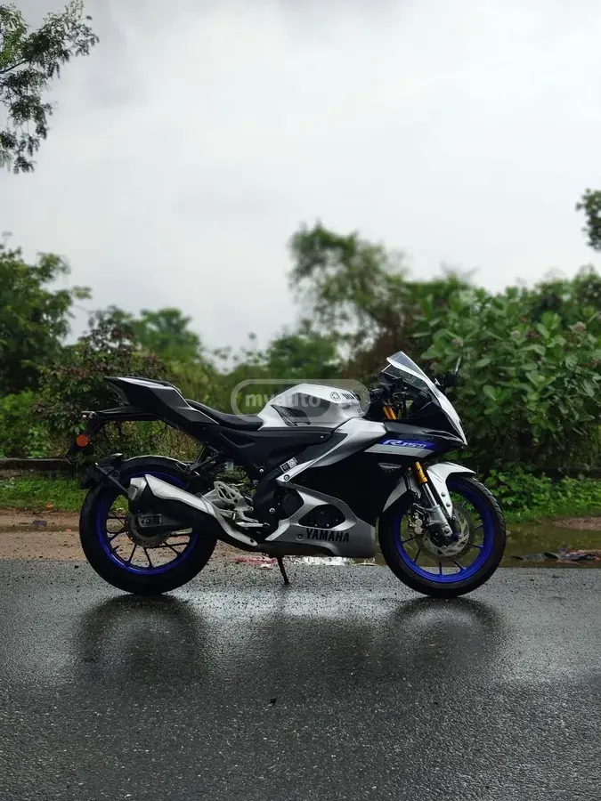 Yamaha R15 M