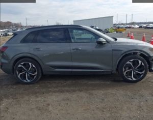 იშლება q8 e-tron prestige 2025 წლის