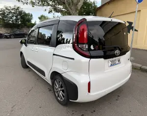 TOYOTA Sienta 2023 1.5 - 3