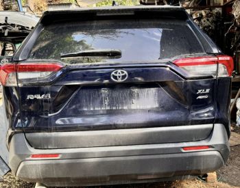 იშლება Toyota RAV 4  2019 წლიანი