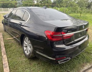 BMW 750 2018 3.0 - 5