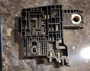 Genesis GV70 positive battery terminal distribution box. - 3