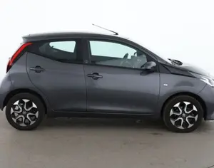 R15 TOYOTA Yaris 2008-2026 - 1
